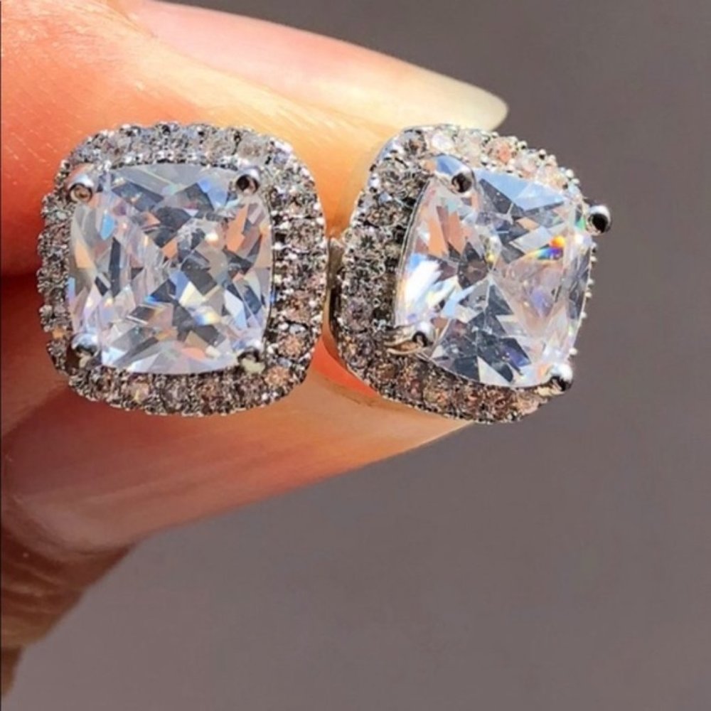 🌹💯💛PRECIOUS 2ct White S 18k Gf Gorgeous Studs🌹 - Picture 2 of 6